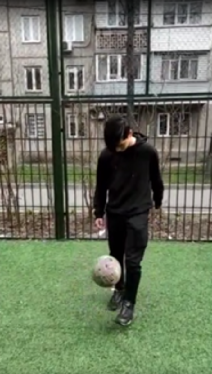 Соревнования по набиванию футбольного мяча