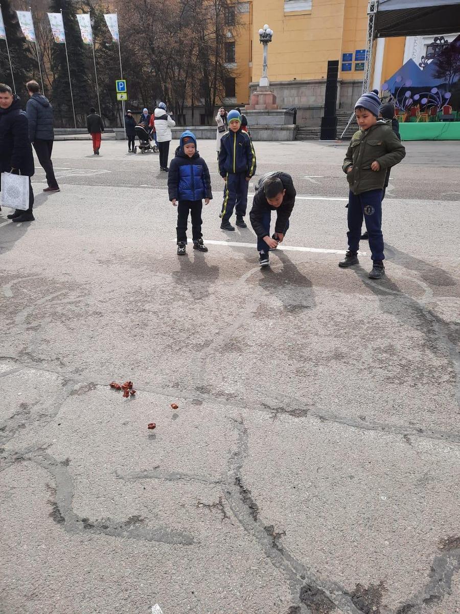 Наурыз перед зданием Академии наук АО «Қазақ әуендері» - 21 марта