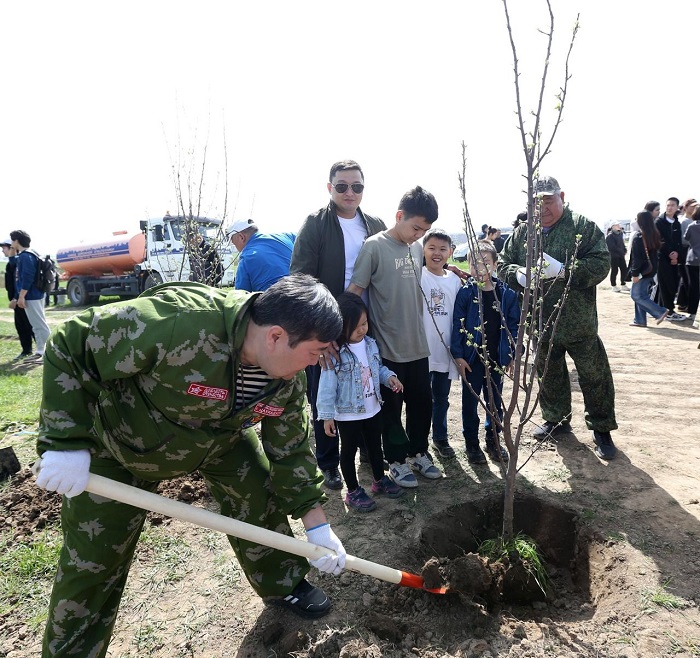 300 яблонь в честь Сагадата Нурмагамбетова посадили в Алматы
