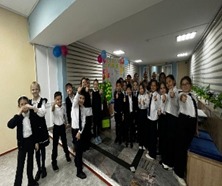 20.12.2024ж Білім беру процесіне қатысушылар тілектер ағашына тілектер тіркеді. /Участники образовательного процесса прикрепляют пожелания на дереве пожеланий