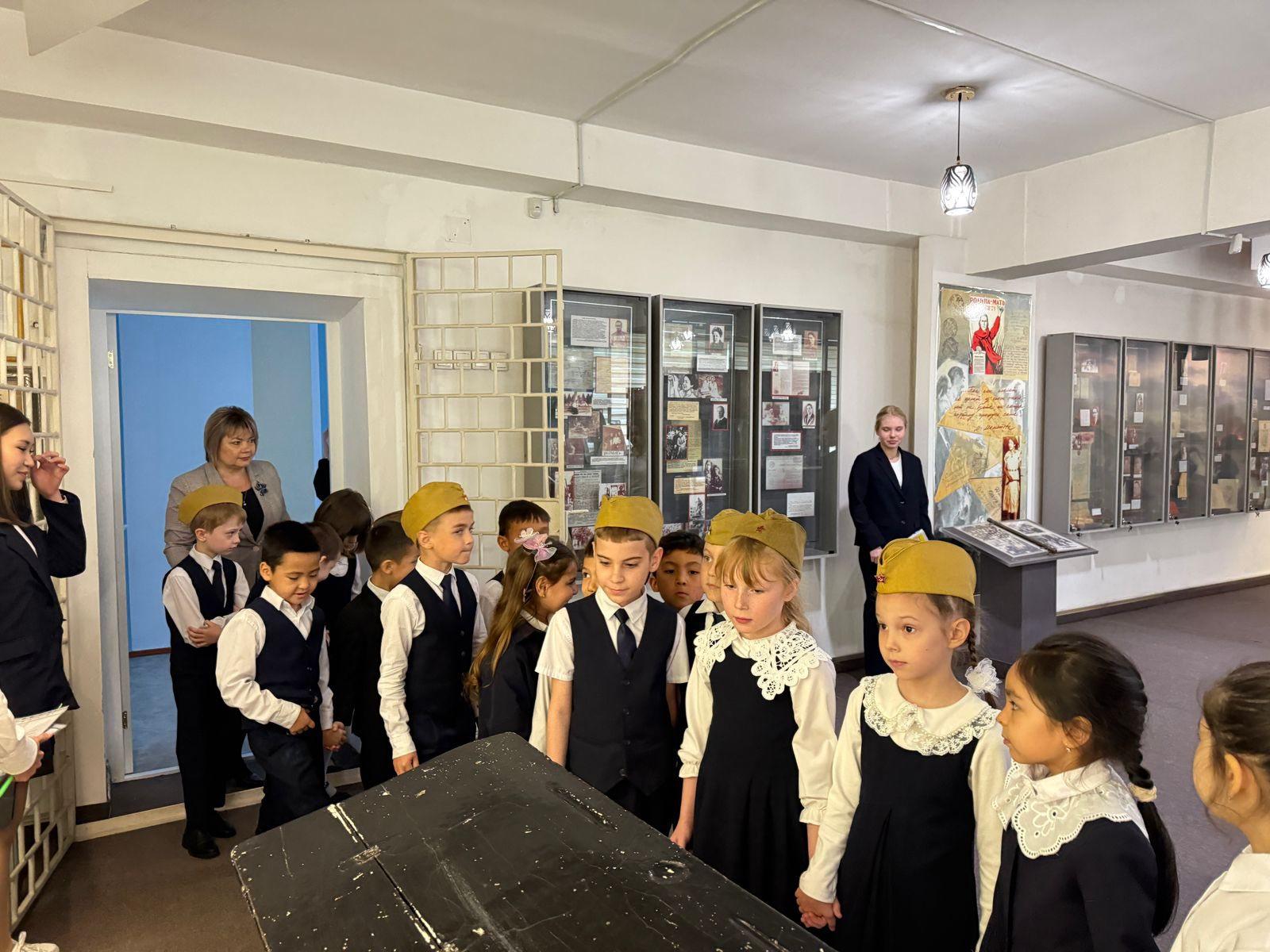 Әскери даңқ мұражайының гидтері/Экскурсоводами музея Боевой Славы