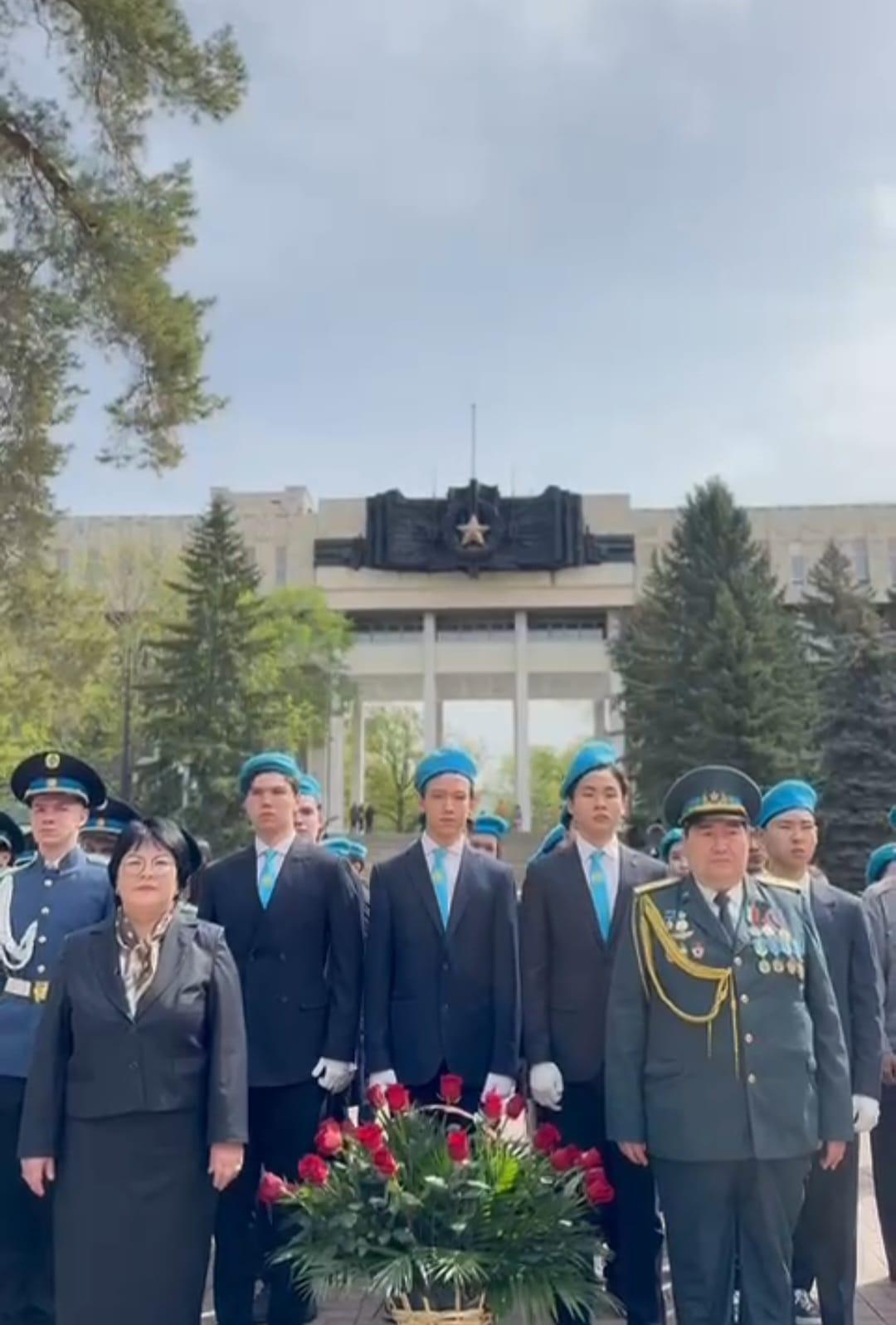 28 гвардияшы-панфиловшылар атындағы саябақтағы Мәңгілік алауға гүл шоқтарын қою