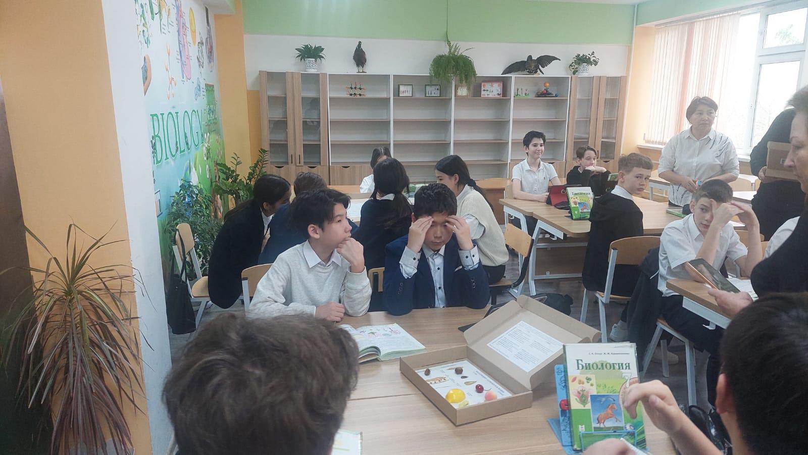 23 апреля, в рамках Декады Науки и Творчества, в школе-лицее № 28 им. Мәншүк Мәметовой прошла увлекательная викторина под названием «Удивительный мир биологии». Мероприятие, организованное и проведённое учителем биологии Кыстаубаевой Р.Т., состоялось