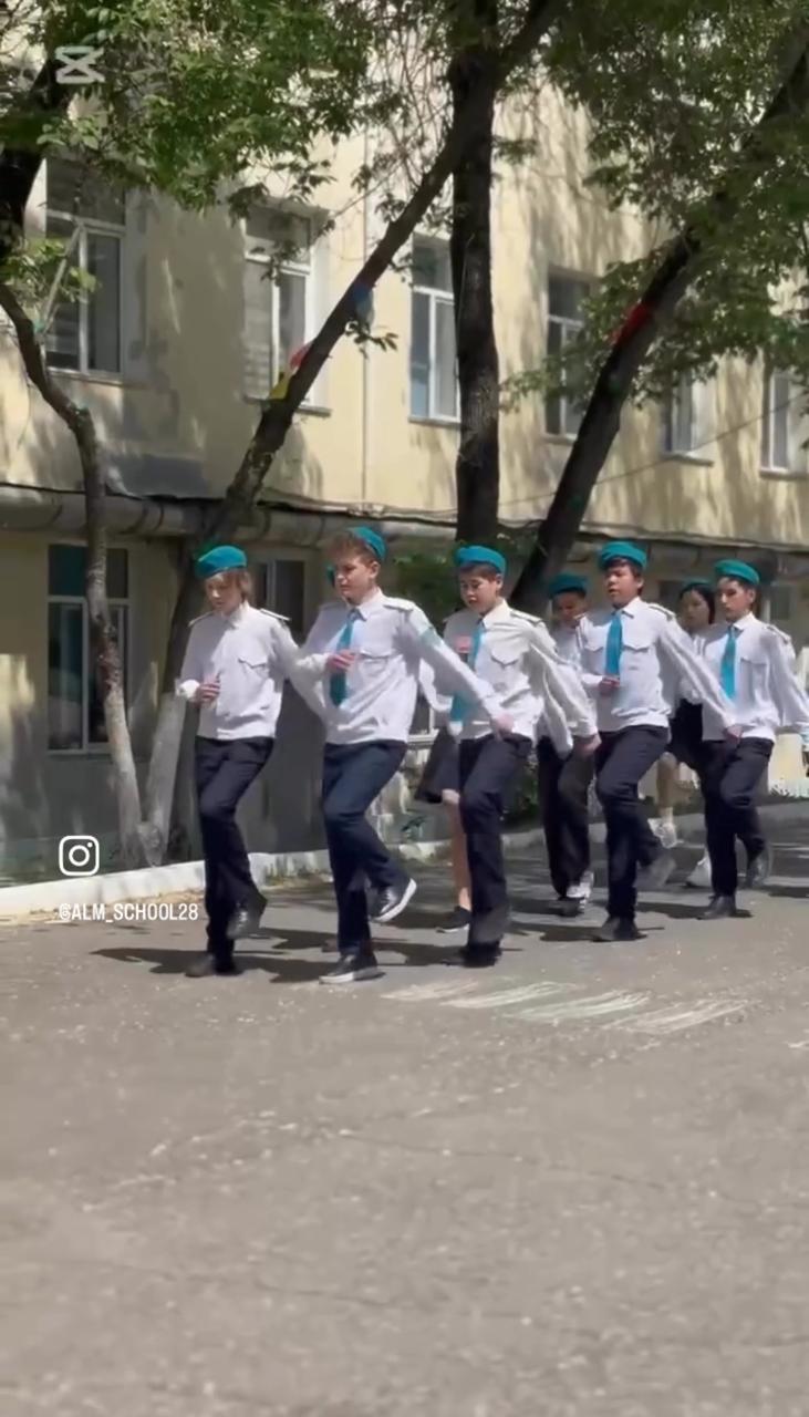 Жас жол инспекторлары/Юные инспекторы движения