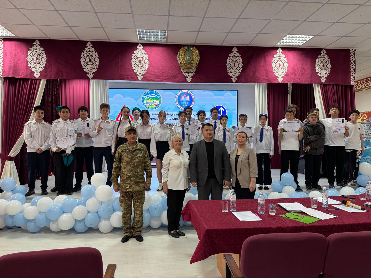 Жас жол инспекторлары/Юные инспекторы движения