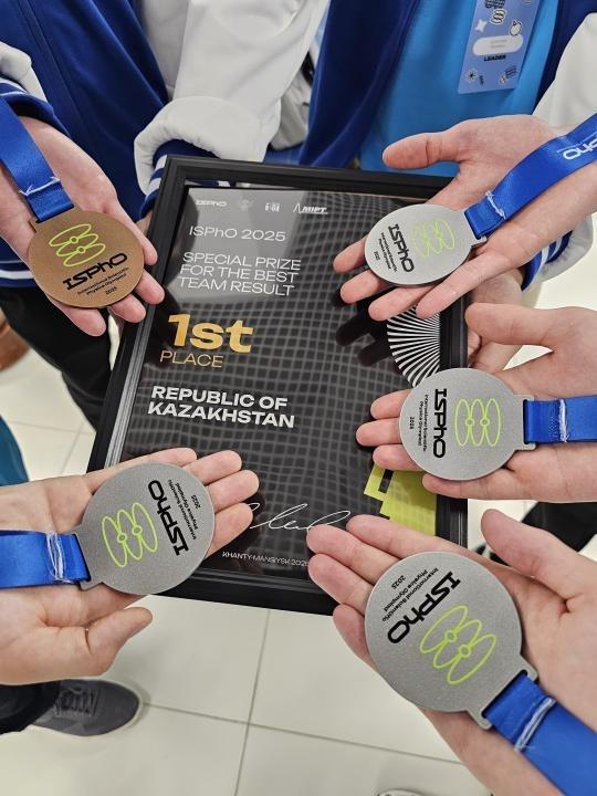 Қазақстандық оқушылар Халықаралық физика олимпиадасында абсолютті чемпион атанды