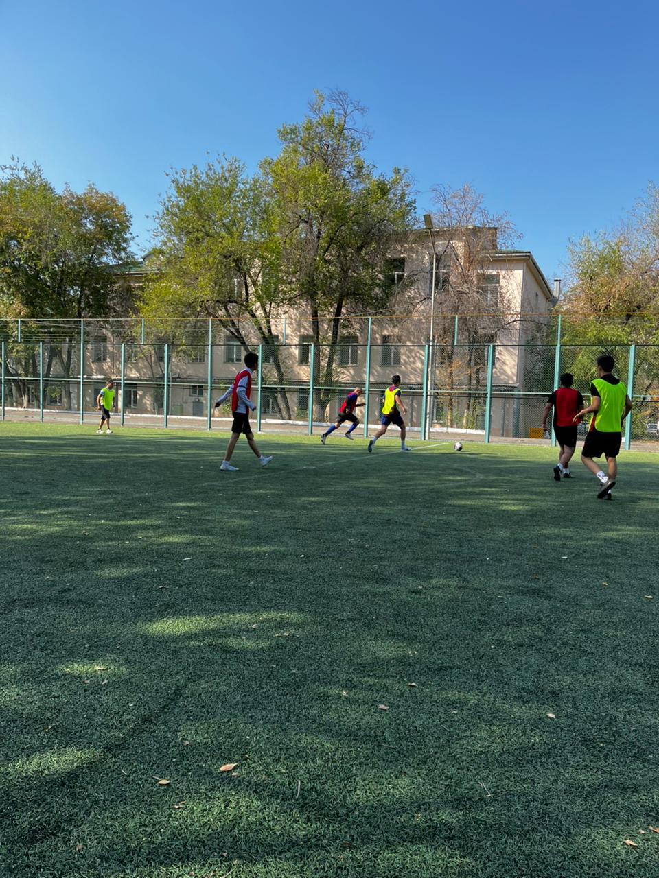 Жеңіске деген жігер: №28 мектеп-лицей мұғалімдері футболдан күміс жүлдегер атанды