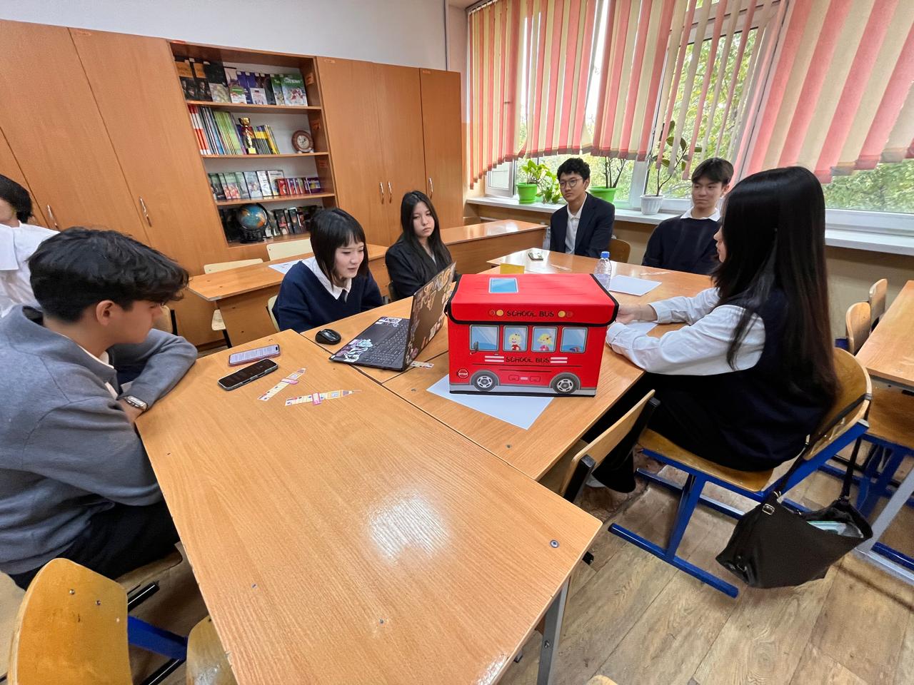 Сыни ойлау және аргументация: 11 «В» сынып оқушылары дебат өткізді