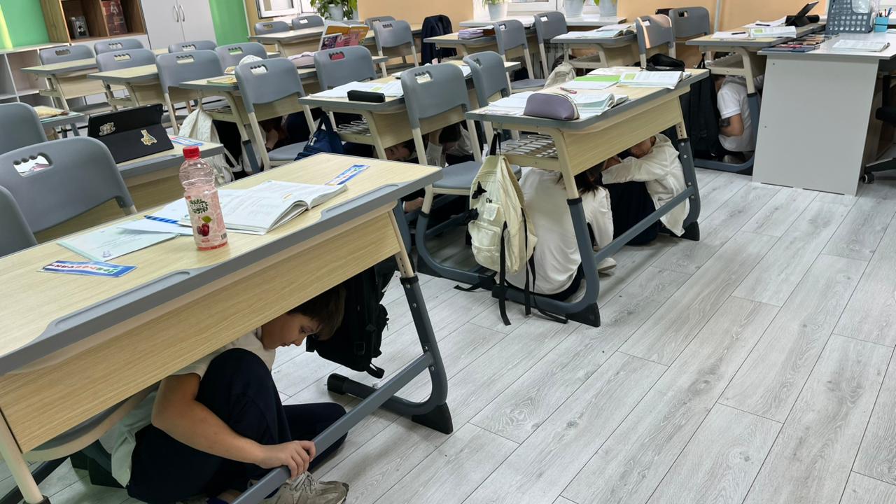 Сейсмотренировка в школе: учимся действовать правильно при землетрясении/Мектептегі сейсмикалық жаттығулар: жер сілкінісі кезінде дұрыс әрекет етуді үйрену