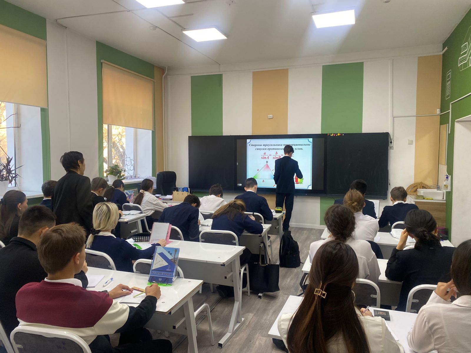 9 «Б» сыныбында «Үшбұрыштарды шешу» тақырыбында ашық геометрия сабағы өтті