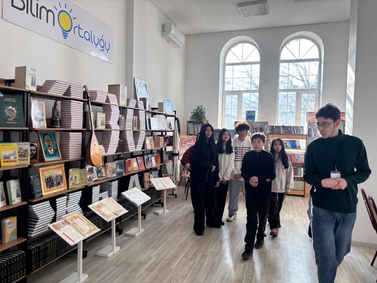 Қысқы демалыс кезіндегі кітапханаға экскурсия/ Экскурсия по библиотеке во время зимних каникул